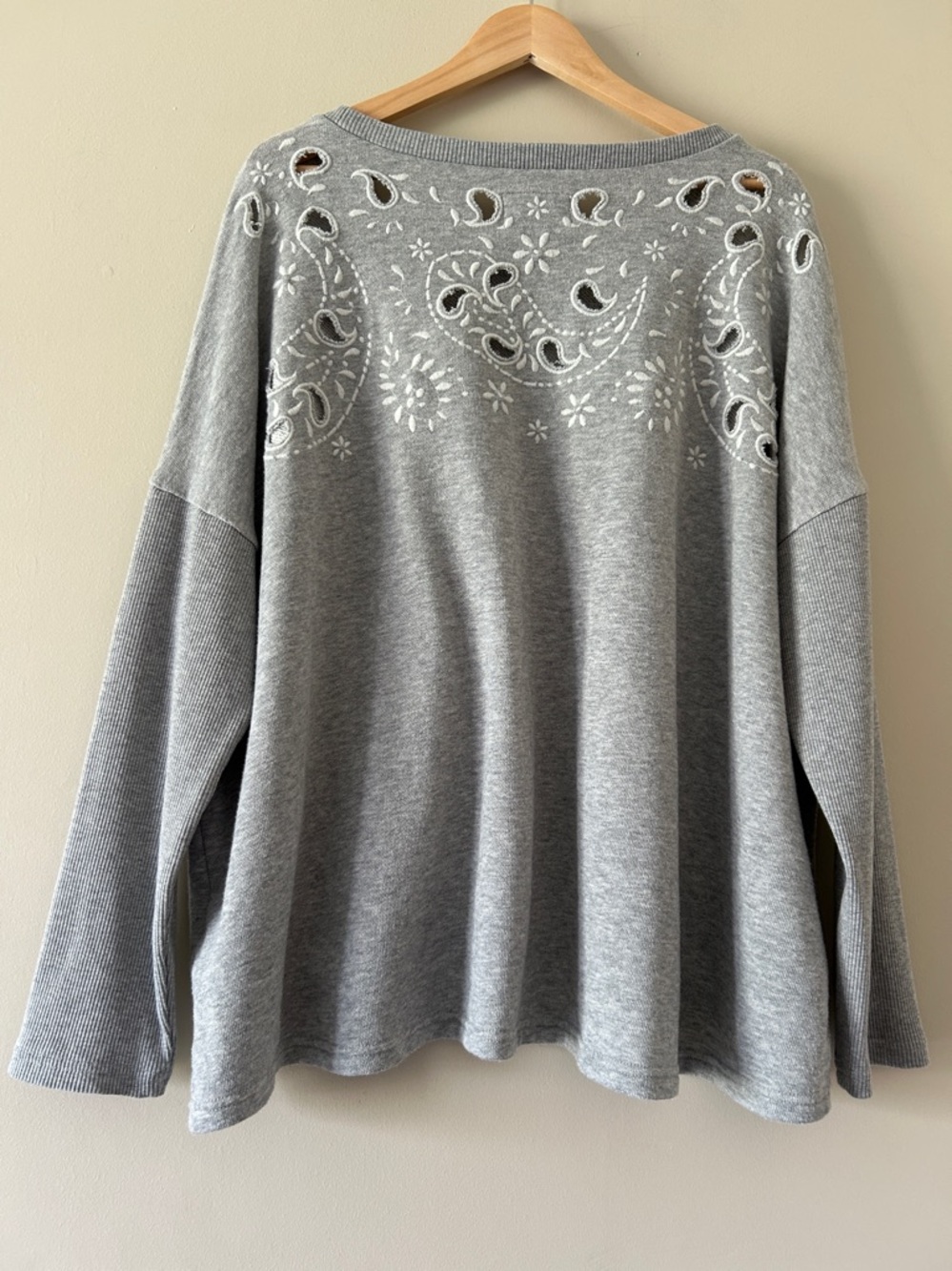 American Eagle Gray Sweatshirt Paisley Cut Outs L/XL* Snug Sleeves